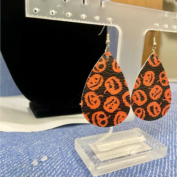 🎃 Spooky Pumpkin Pattern Faux Leather Teardrop Earrings - Picture 2 of 3